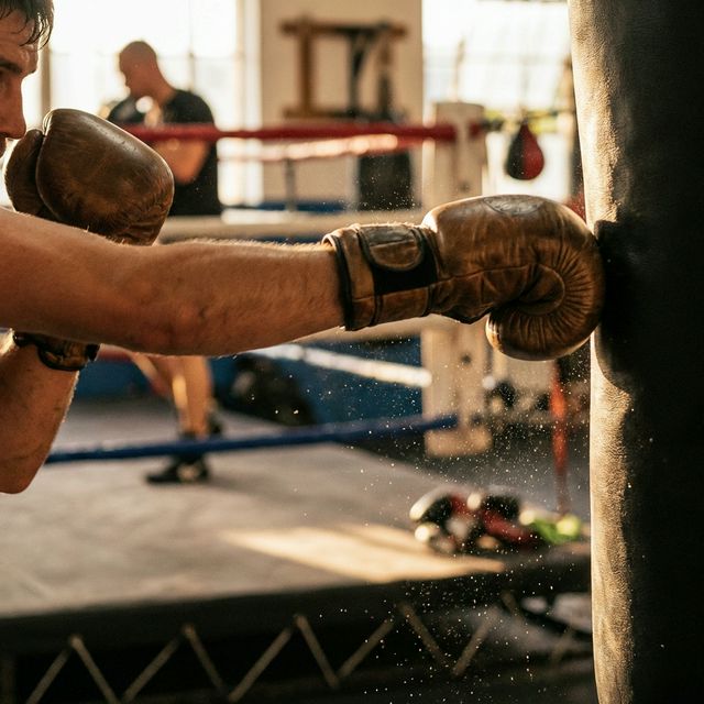 ボクシンググローブの選び方完全ガイド|8オンス・10オンスの違いとおすすめブランド(Venum/Twins等)